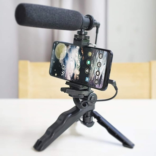 Isaw Vomi Cardioid Microphone with smartphone holder stand